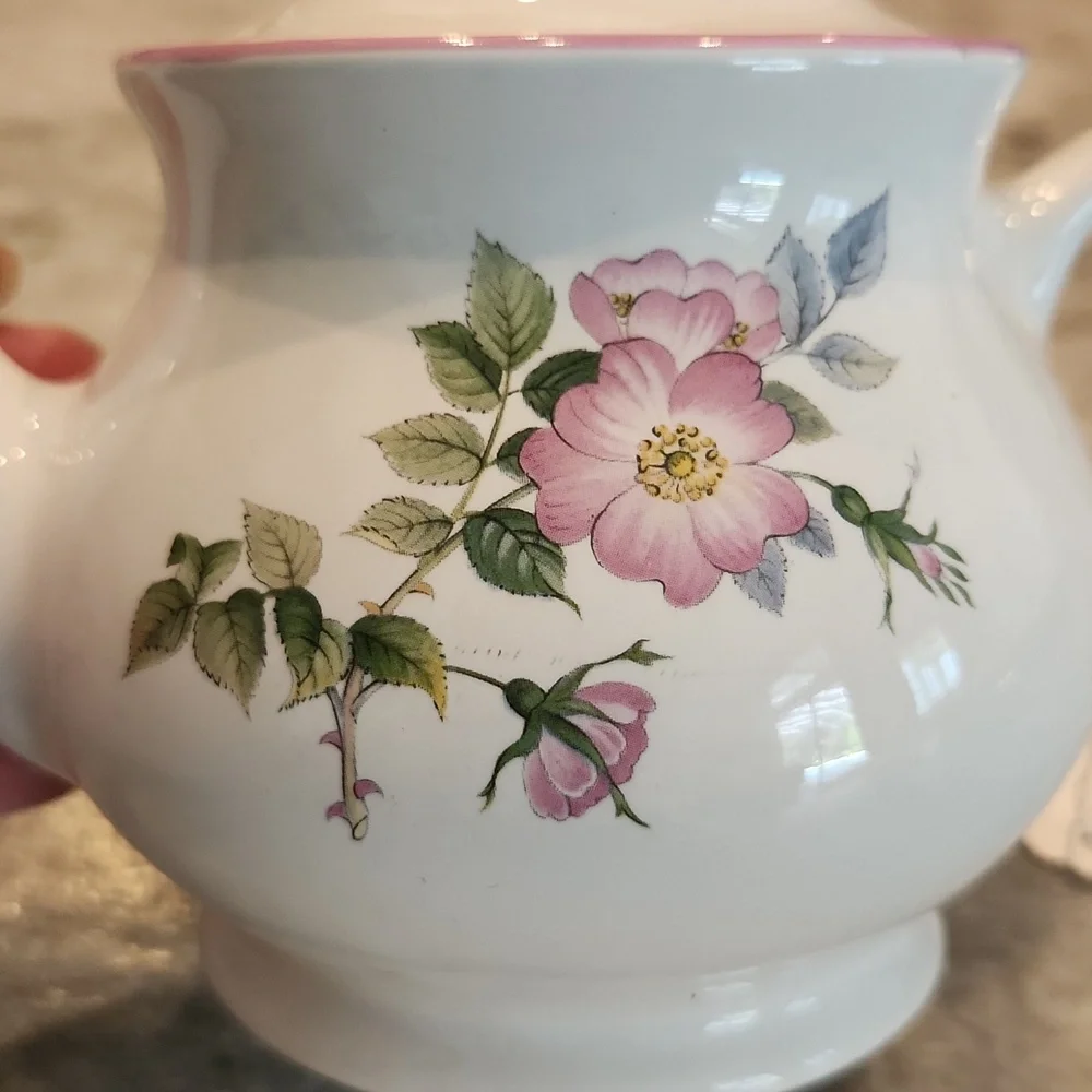 Vintage Sadler Small Three Cup Floral Rose Pattern Teapot with Pink - Picture 2 of 9